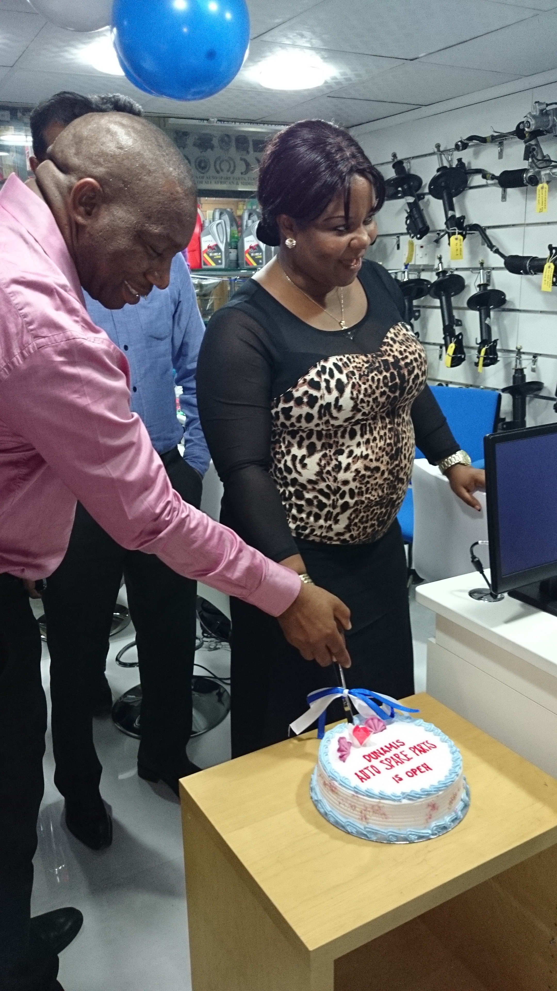 Paul and Jennifer cut the cake